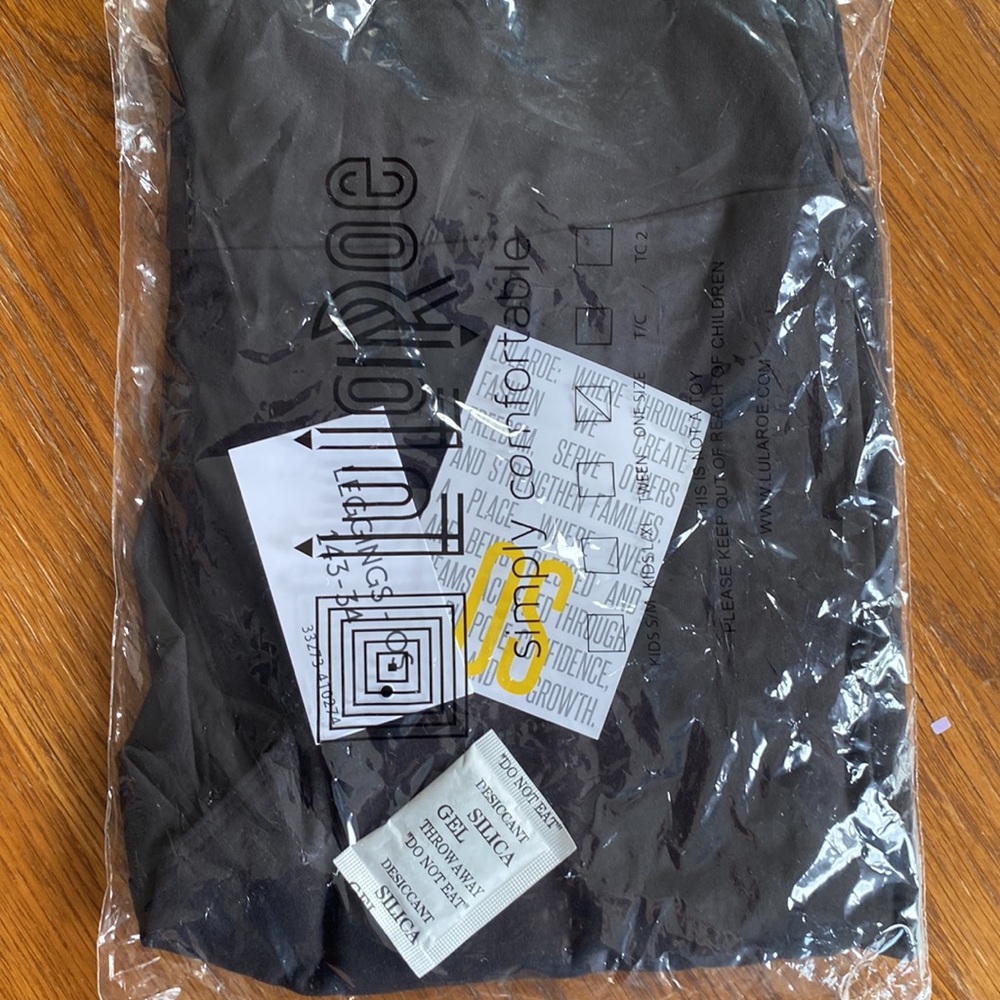 Lularoe Leggings Brand New -SOLID BLACK - Picture 4 of 4